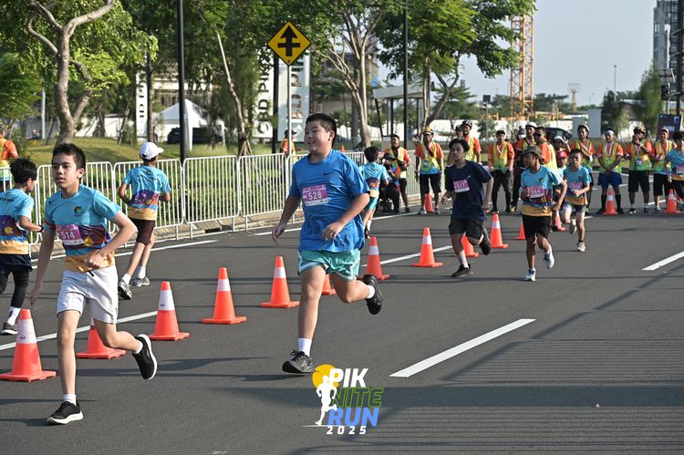 Race photo from PIK NITE RUN 2025