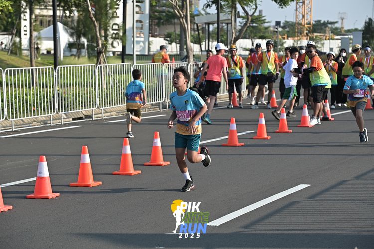 Race photo from PIK NITE RUN 2025