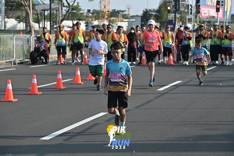 Race photo from PIK NITE RUN 2025