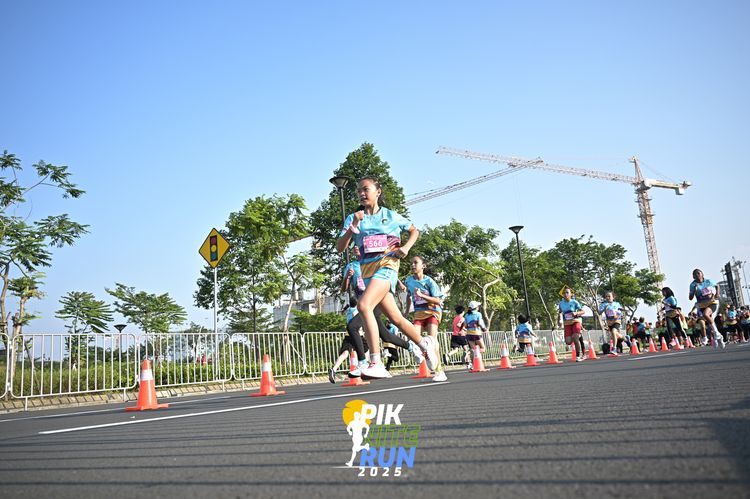 Race photo from PIK NITE RUN 2025