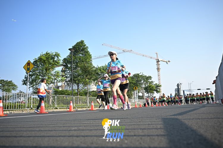 Race photo from PIK NITE RUN 2025