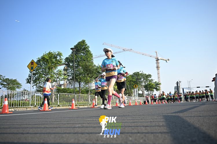 Race photo from PIK NITE RUN 2025