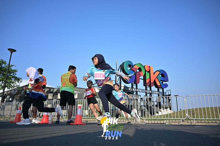 Race photo from PIK NITE RUN 2025