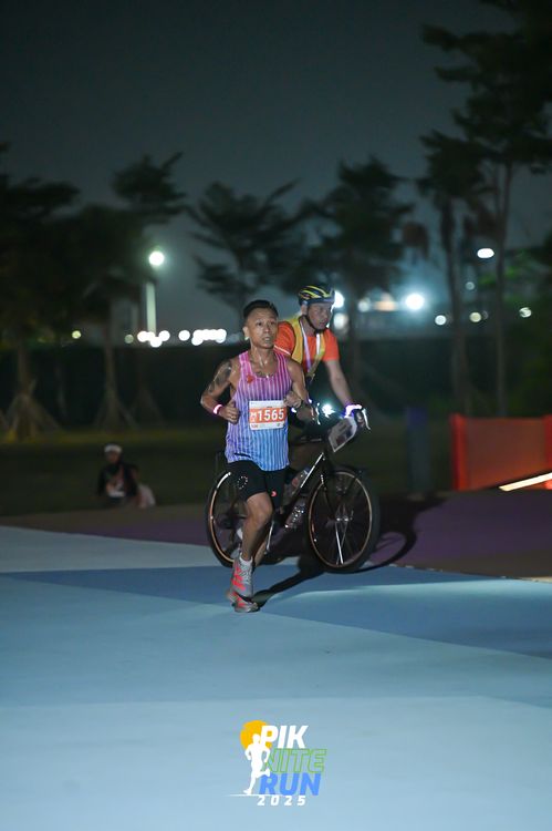 Race photo from PIK NITE RUN 2025