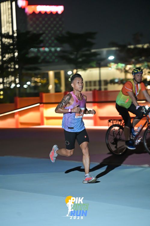 Race photo from PIK NITE RUN 2025