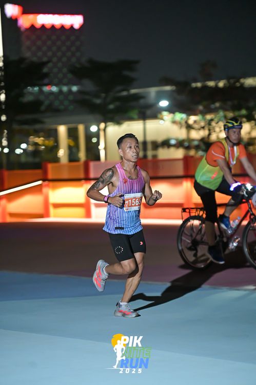 Race photo from PIK NITE RUN 2025