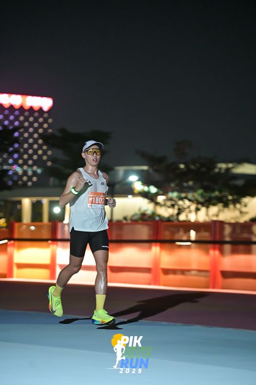 Race photo from PIK NITE RUN 2025