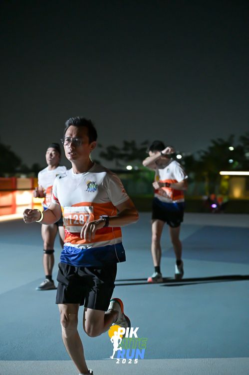 Race photo from PIK NITE RUN 2025
