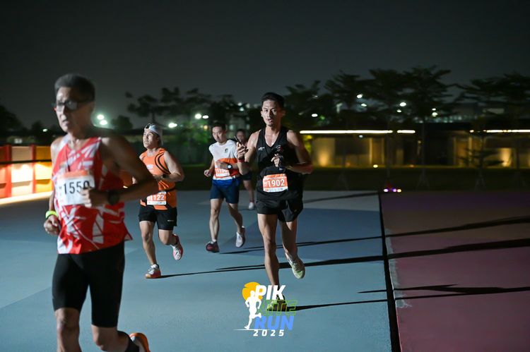 Race photo from PIK NITE RUN 2025