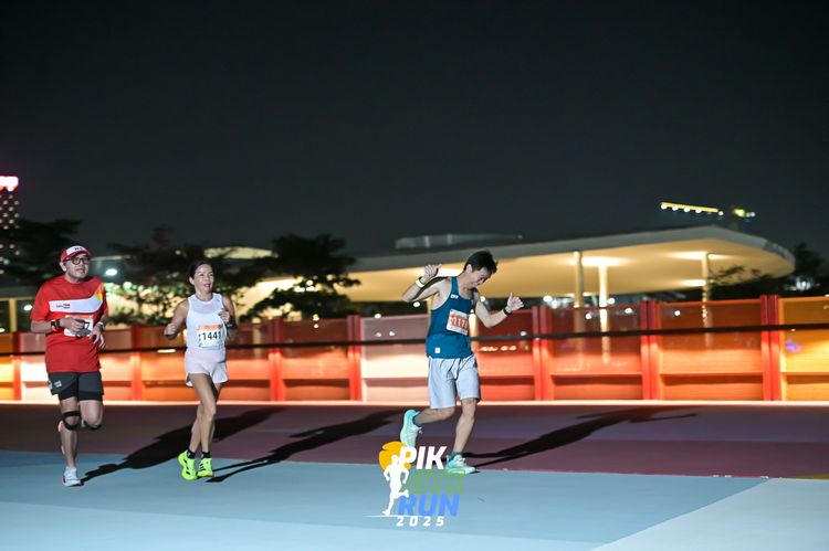 Race photo from PIK NITE RUN 2025