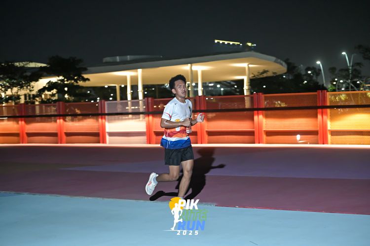 Race photo from PIK NITE RUN 2025