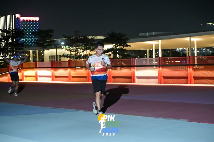 Race photo from PIK NITE RUN 2025