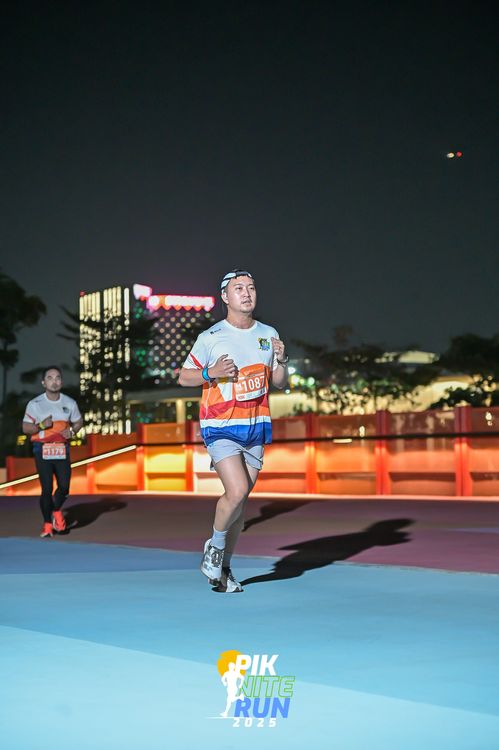 Race photo from PIK NITE RUN 2025