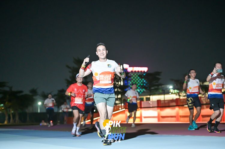 Race photo from PIK NITE RUN 2025