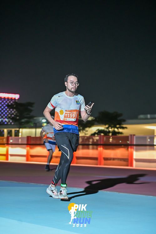 Race photo from PIK NITE RUN 2025