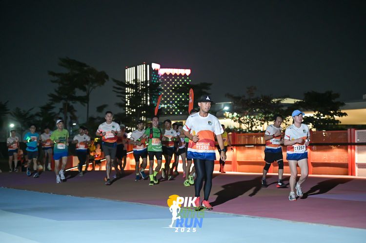 Race photo from PIK NITE RUN 2025