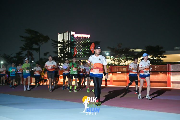 Race photo from PIK NITE RUN 2025