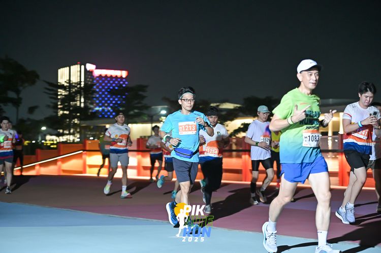 Race photo from PIK NITE RUN 2025