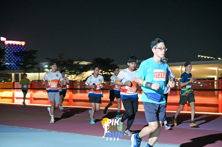 Race photo from PIK NITE RUN 2025