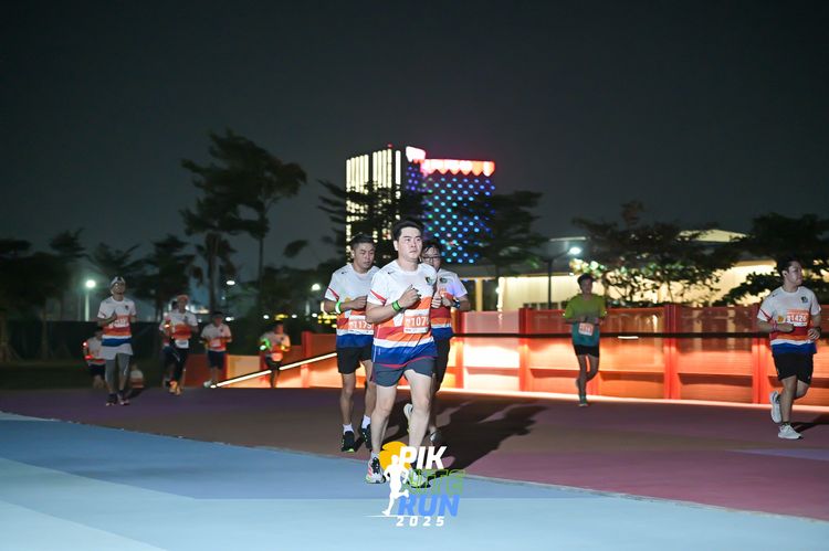 Race photo from PIK NITE RUN 2025