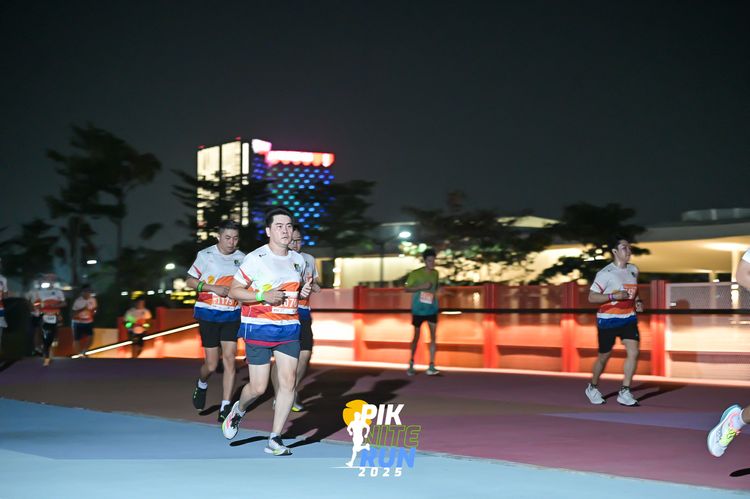 Race photo from PIK NITE RUN 2025