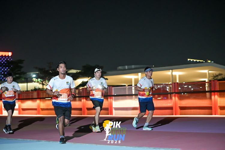 Race photo from PIK NITE RUN 2025