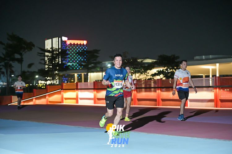 Race photo from PIK NITE RUN 2025
