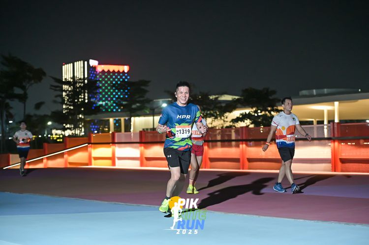 Race photo from PIK NITE RUN 2025