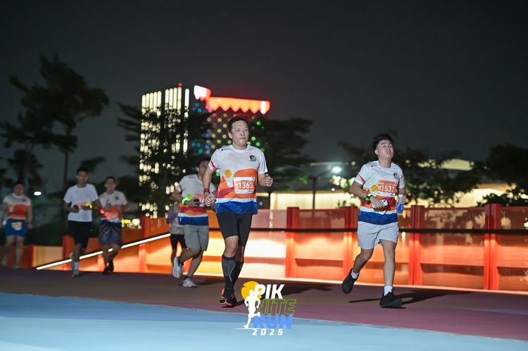 Race photo from PIK NITE RUN 2025