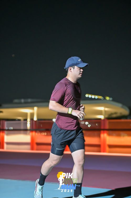 Race photo from PIK NITE RUN 2025