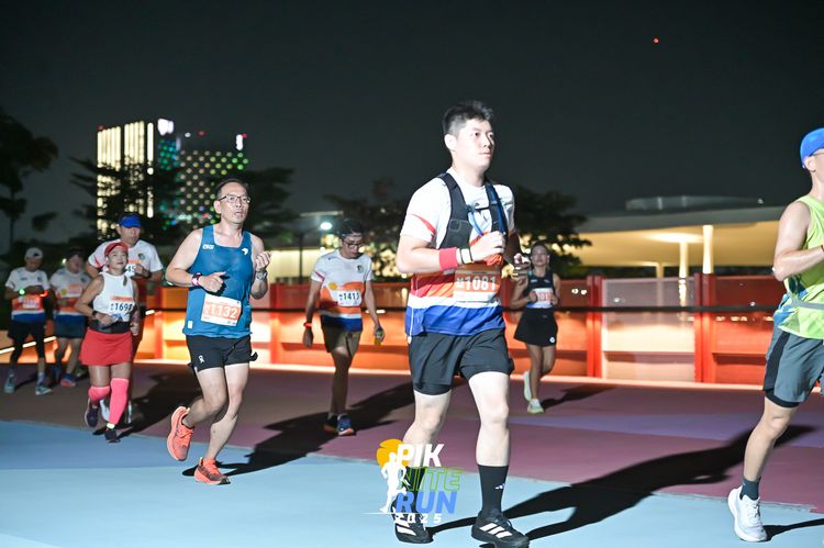 Race photo from PIK NITE RUN 2025