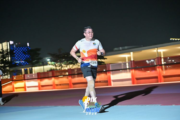 Race photo from PIK NITE RUN 2025