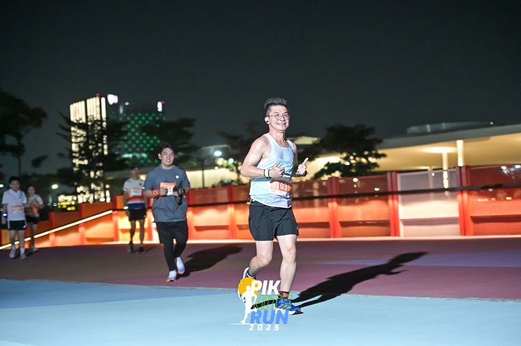 Race photo from PIK NITE RUN 2025