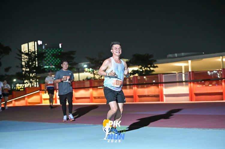 Race photo from PIK NITE RUN 2025