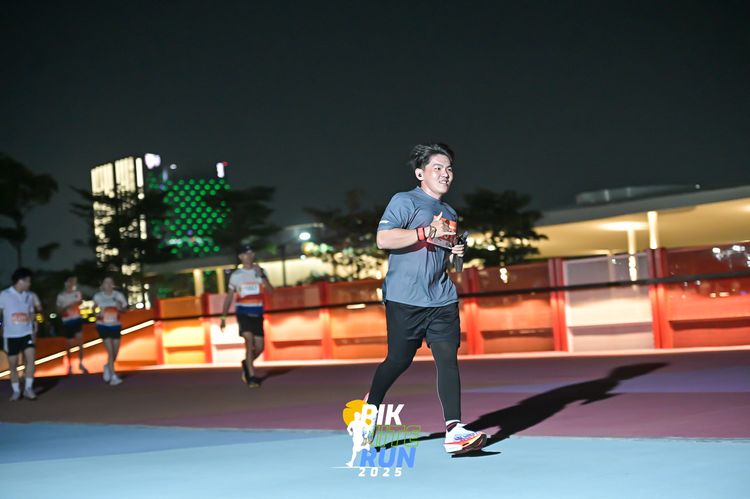 Race photo from PIK NITE RUN 2025