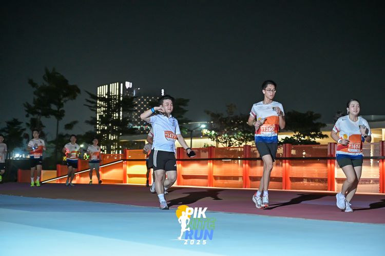 Race photo from PIK NITE RUN 2025