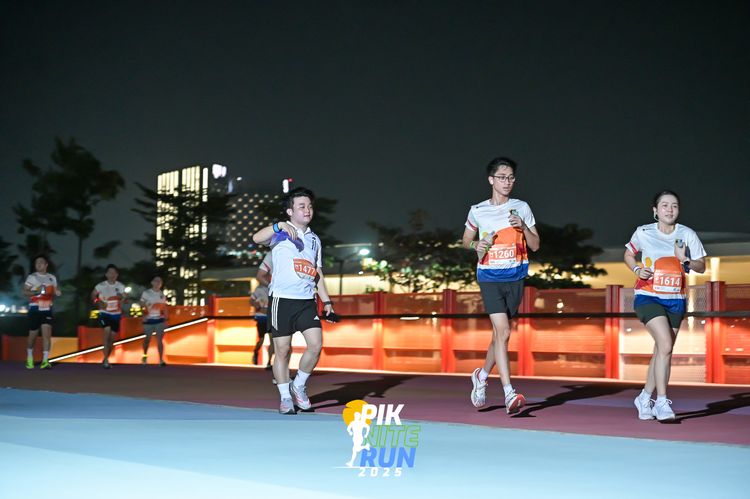 Race photo from PIK NITE RUN 2025