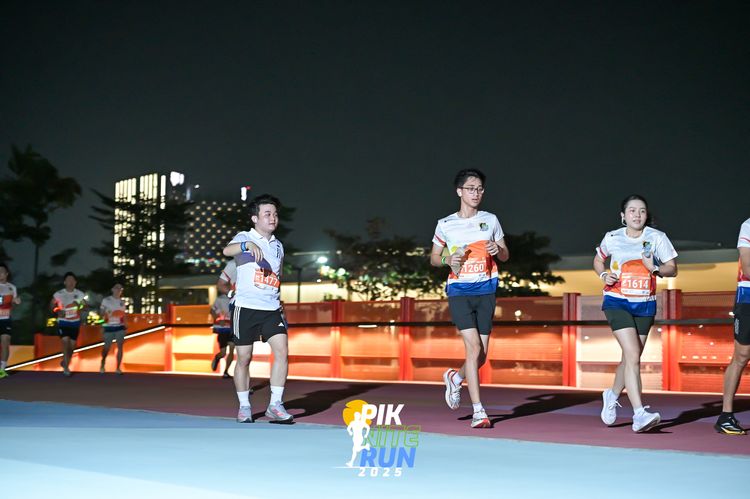 Race photo from PIK NITE RUN 2025