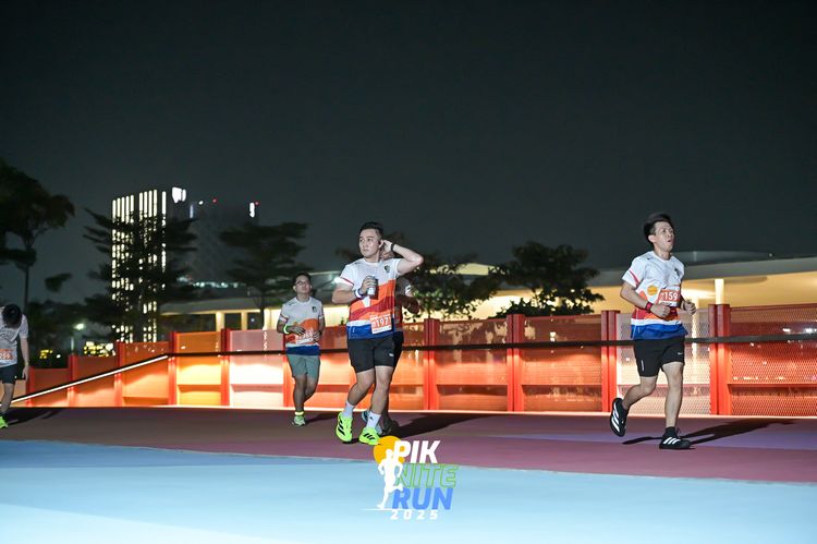 Race photo from PIK NITE RUN 2025
