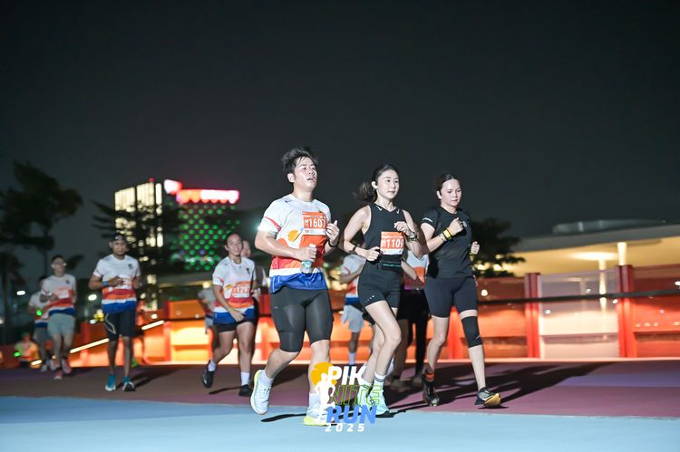Race photo from PIK NITE RUN 2025