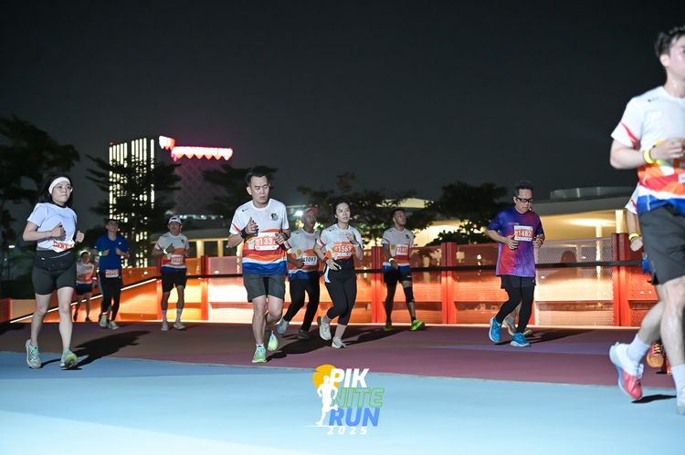 Race photo from PIK NITE RUN 2025