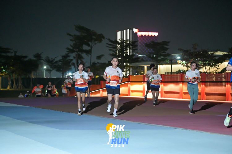 Race photo from PIK NITE RUN 2025