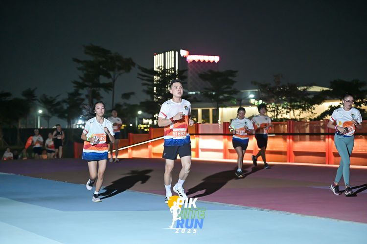 Race photo from PIK NITE RUN 2025