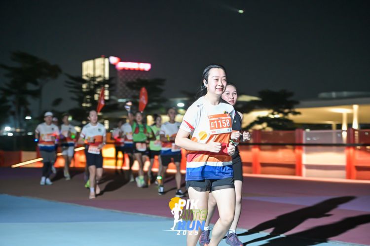 Race photo from PIK NITE RUN 2025
