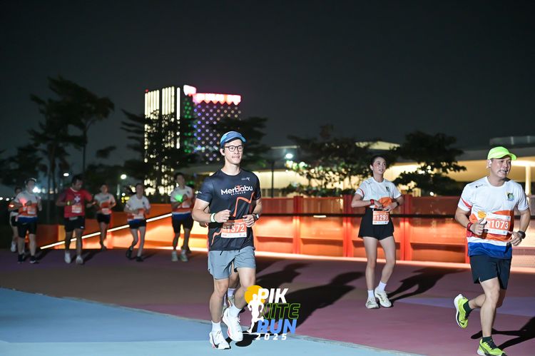 Race photo from PIK NITE RUN 2025