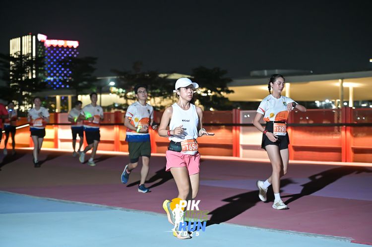 Race photo from PIK NITE RUN 2025