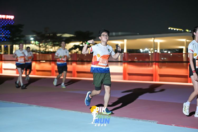 Race photo from PIK NITE RUN 2025