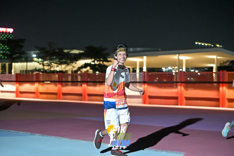 Race photo from PIK NITE RUN 2025