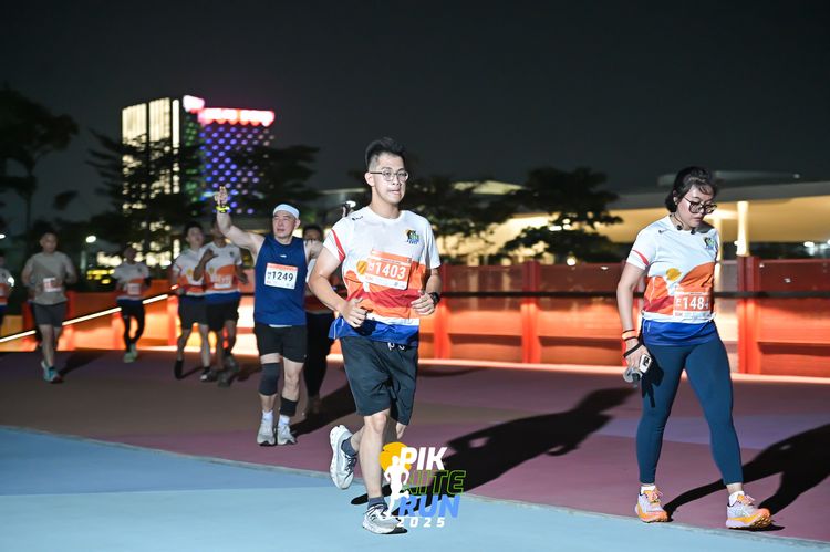 Race photo from PIK NITE RUN 2025