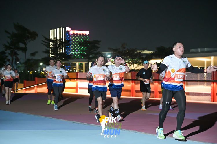 Race photo from PIK NITE RUN 2025